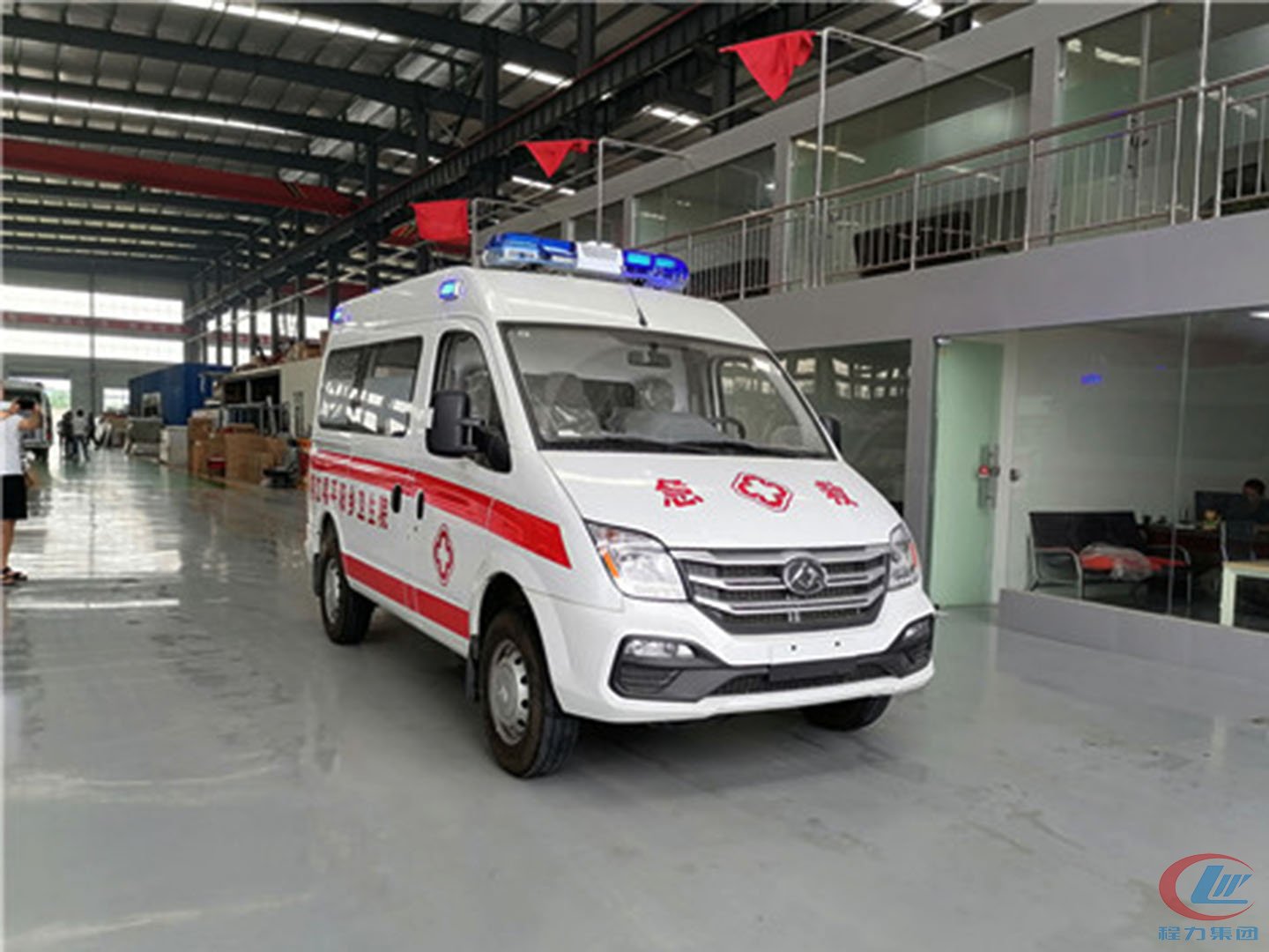國(guó)六大通V80短軸中頂救護(hù)車