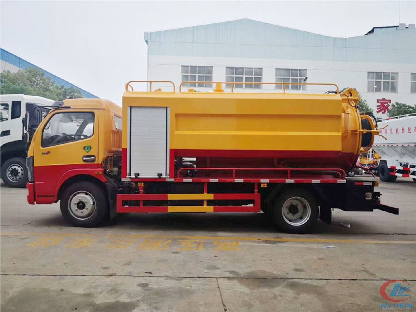 國(guó)六東風(fēng)凱普特8方清洗吸污車(chē)