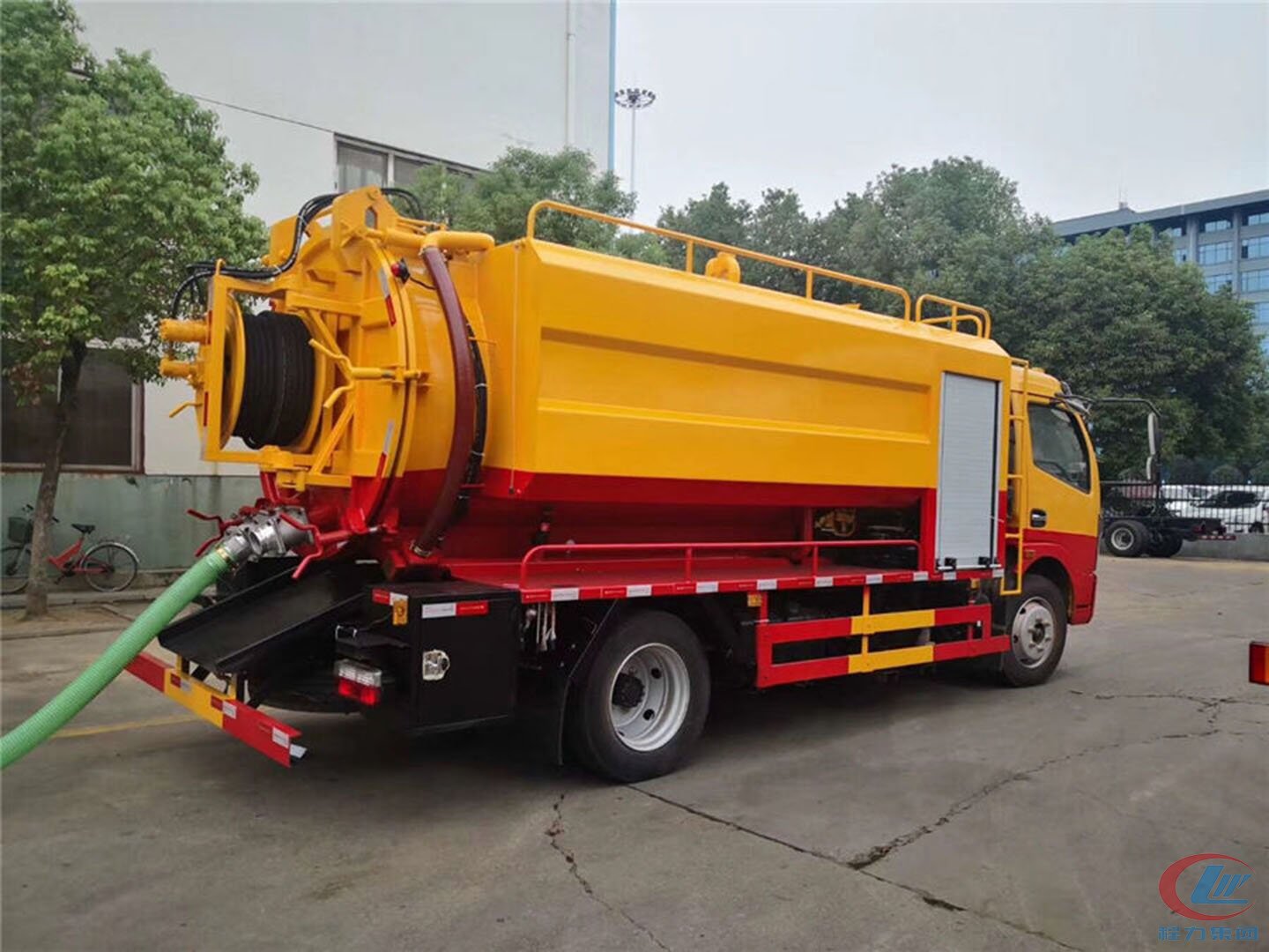 國(guó)六東風(fēng)凱普特8方清洗吸污車(chē)