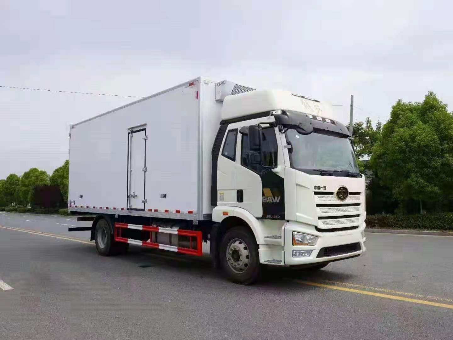 國(guó)六解放J6L精英版高頂雙臥冷藏車(chē)