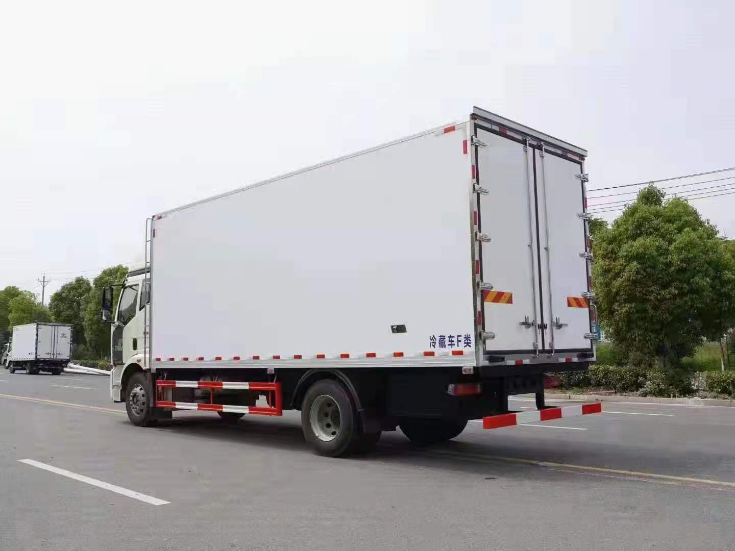 國(guó)六解放J6L精英版高頂雙臥冷藏車(chē)
