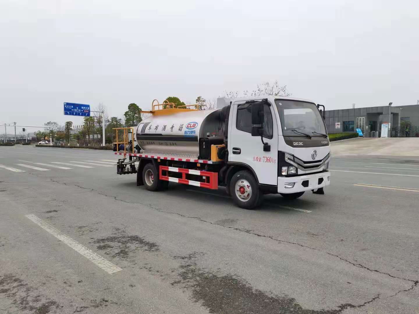 國六東風(fēng)小多利卡4方智能瀝青灑布車