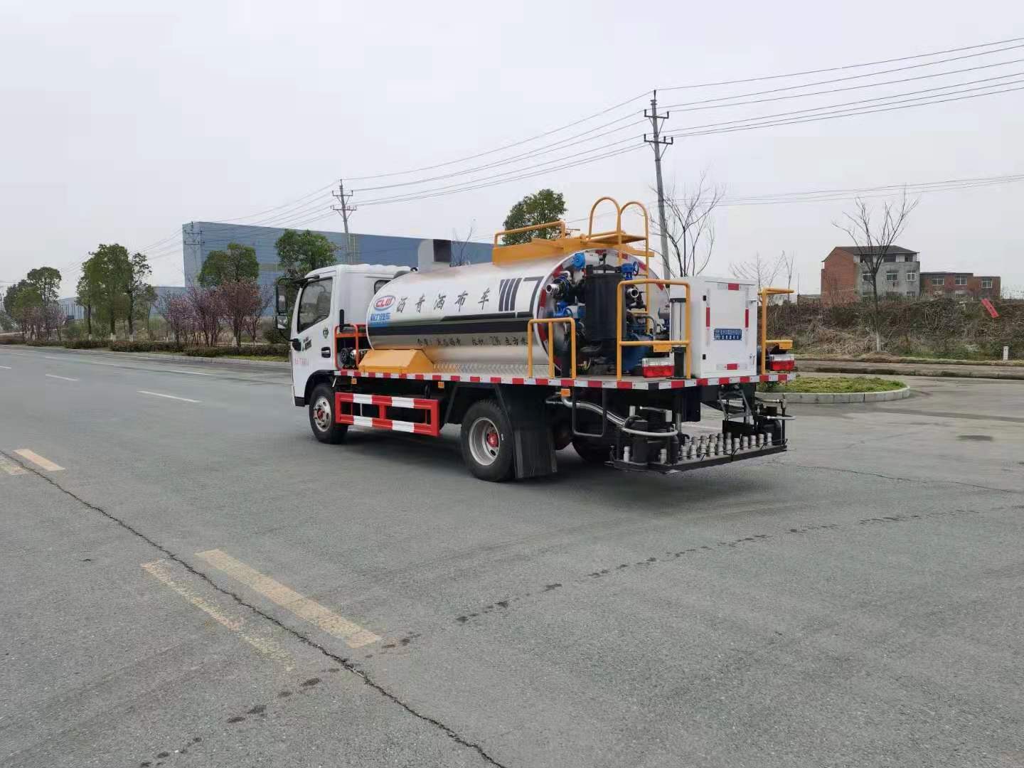國六東風(fēng)小多利卡4方智能瀝青灑布車