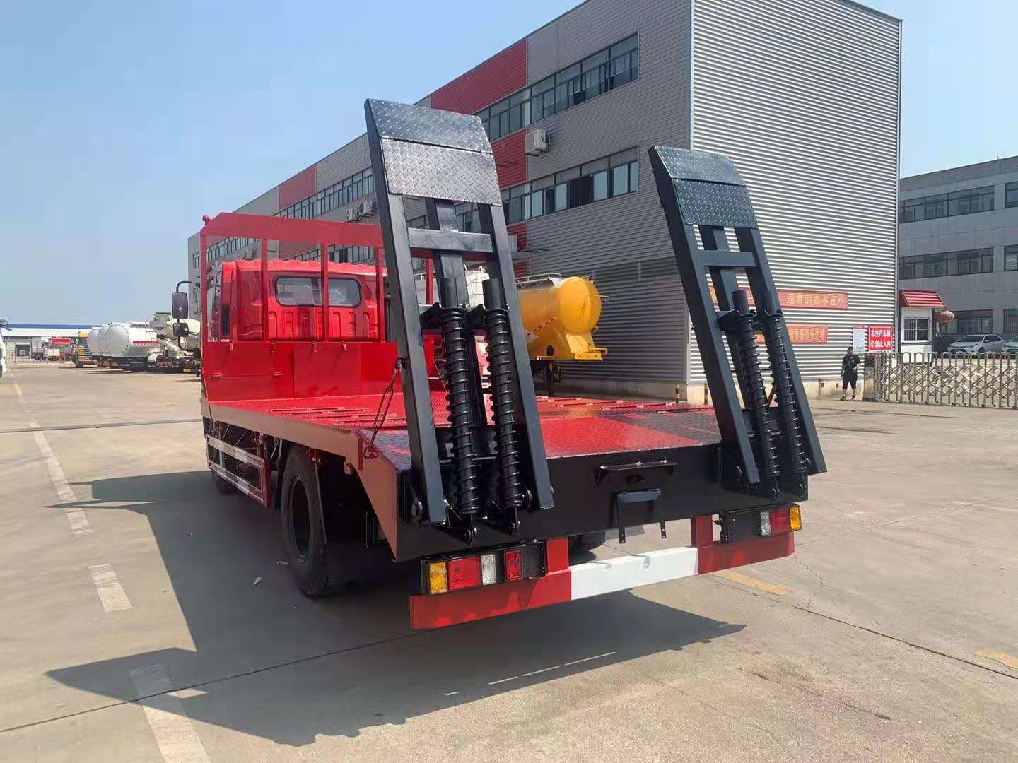 國(guó)六福田瑞沃單橋平板車(chē)側(cè)面圖片