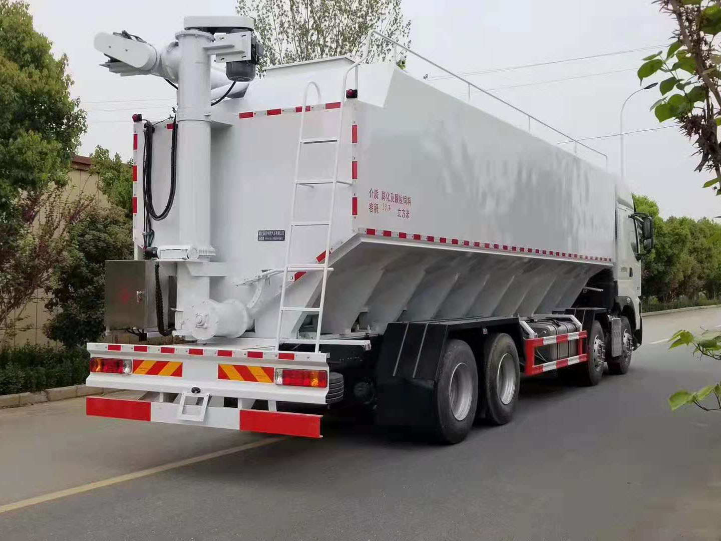 國六東風(fēng)柳汽乘龍前四后八40方散裝飼料車