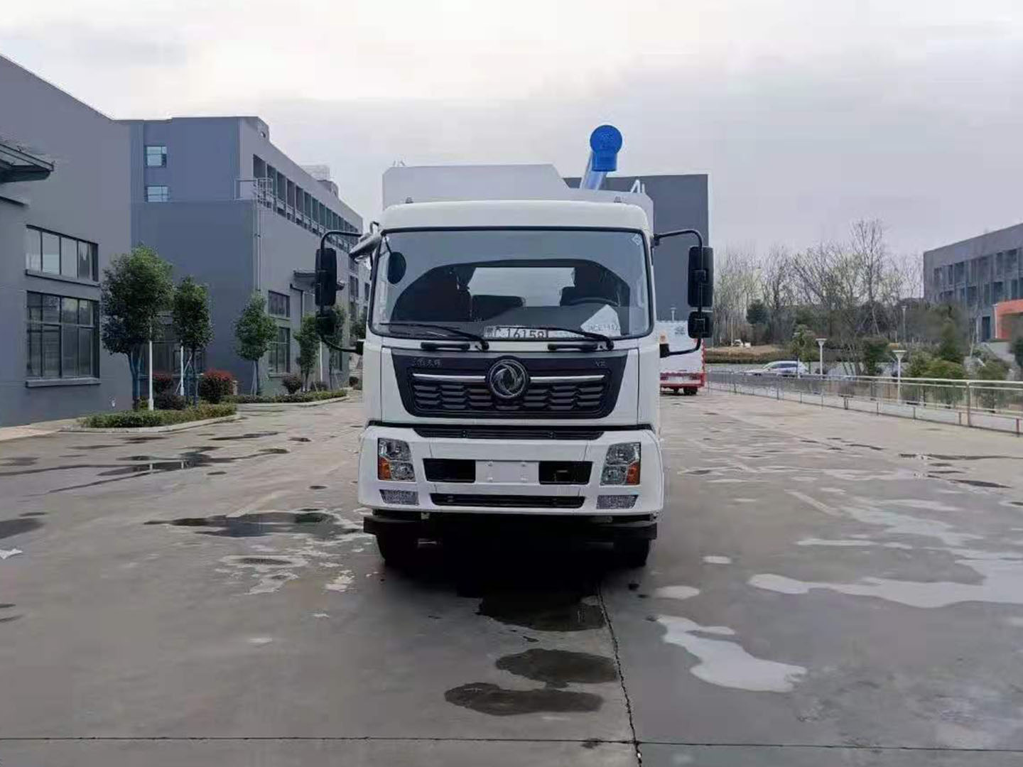 國(guó)六東風(fēng)天錦單橋散裝飼料車(chē)