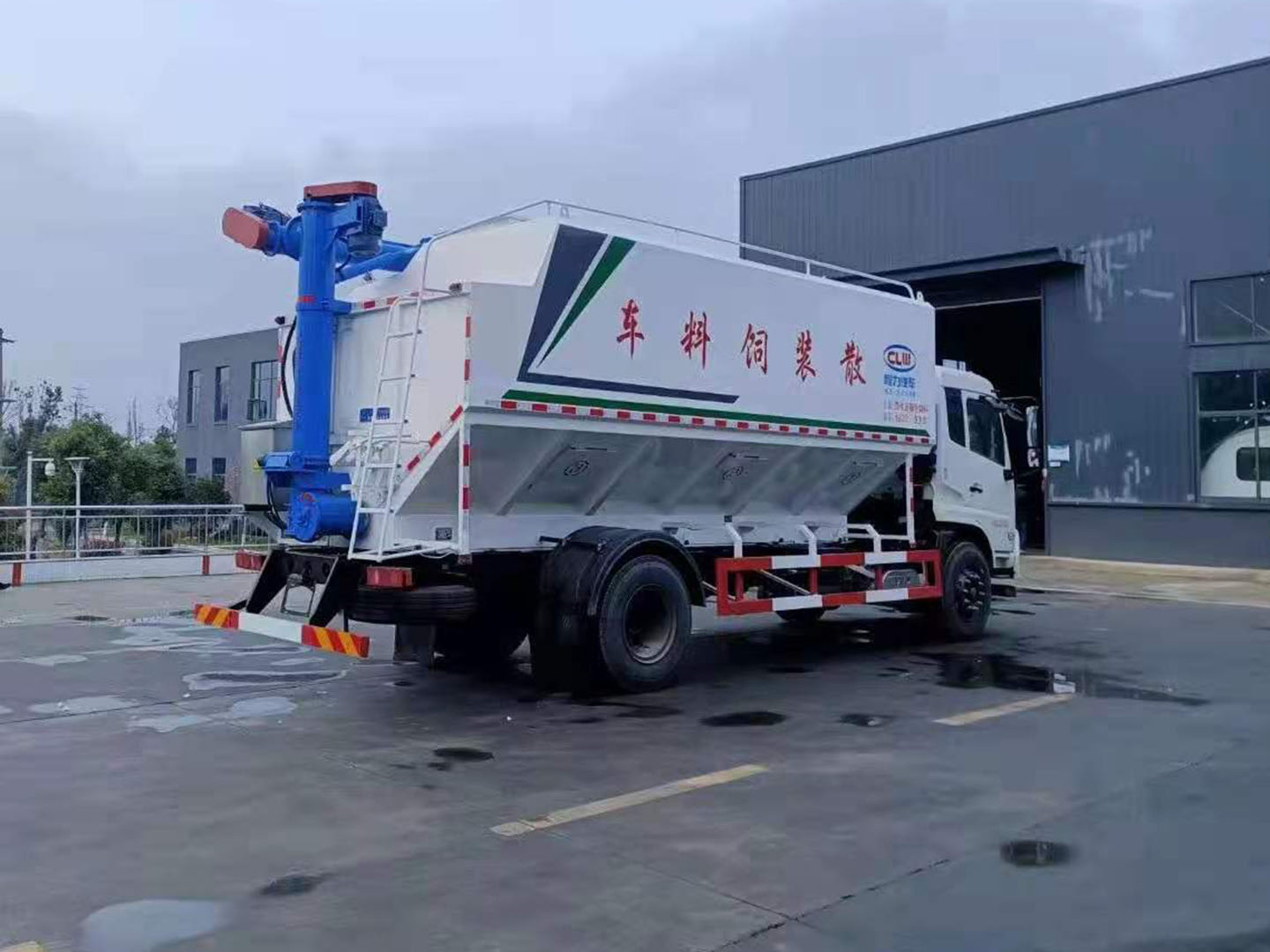 國(guó)六東風(fēng)天錦單橋散裝飼料車(chē)