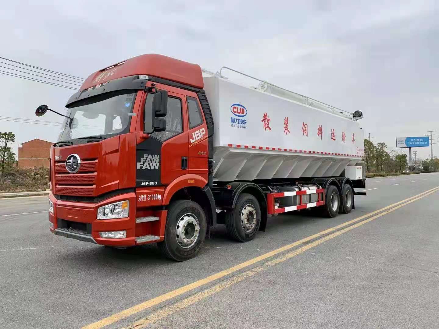 國六解放J6前四后八散裝飼料運(yùn)輸車