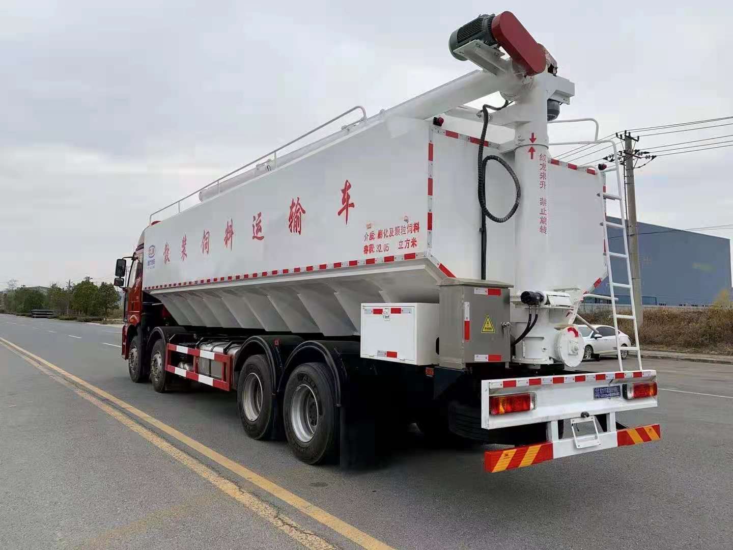 國六解放J6前四后八散裝飼料運(yùn)輸車