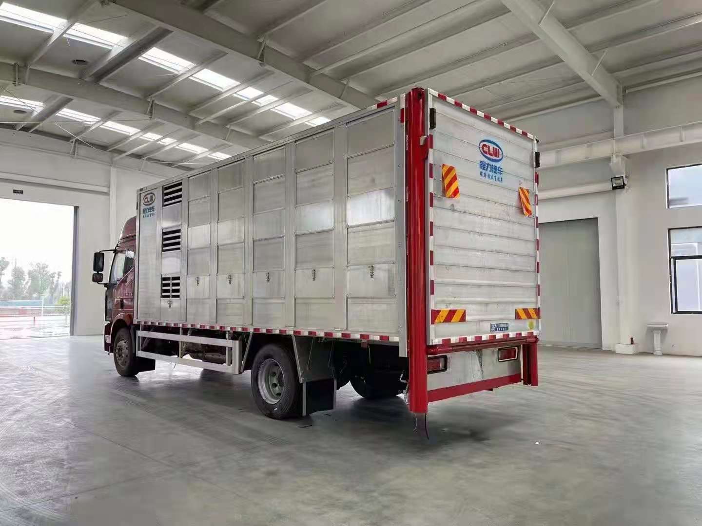 國(guó)六解放J6畜禽運(yùn)輸車(chē)