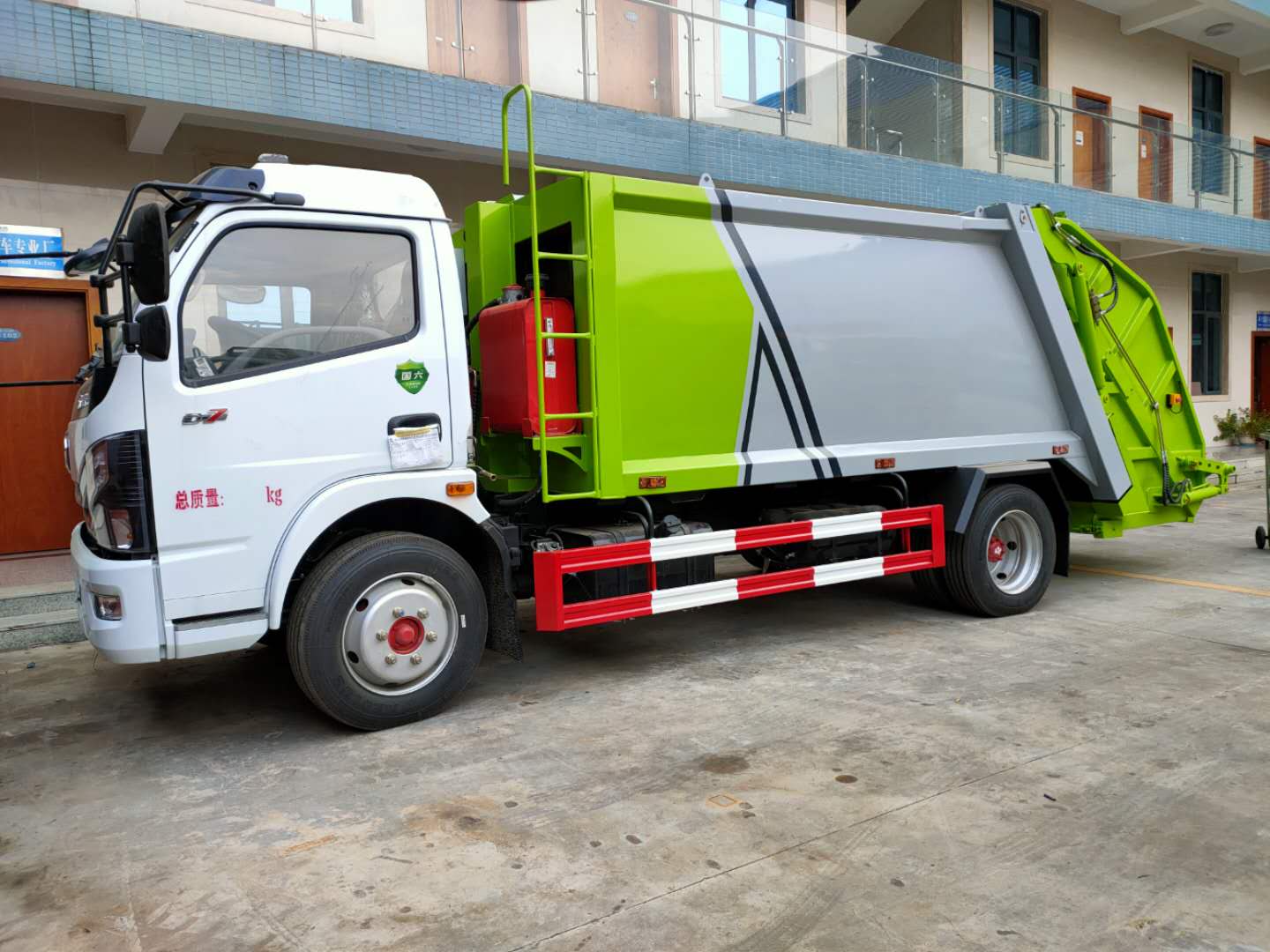 國(guó)六東風(fēng)多利卡壓縮垃圾車(chē)