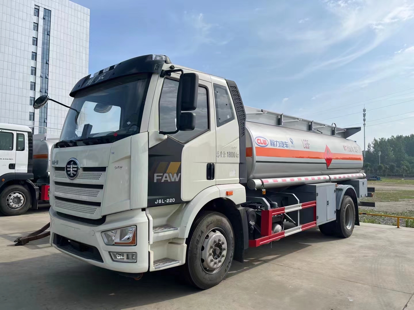 國(guó)六解放J6L運(yùn)油車(chē)