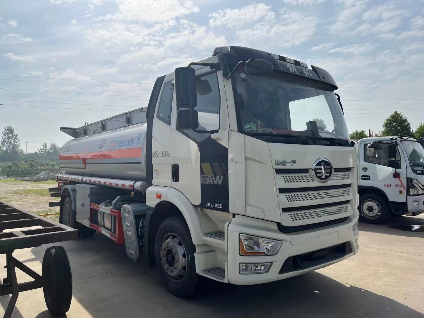 國(guó)六解放J6L運(yùn)油車(chē)