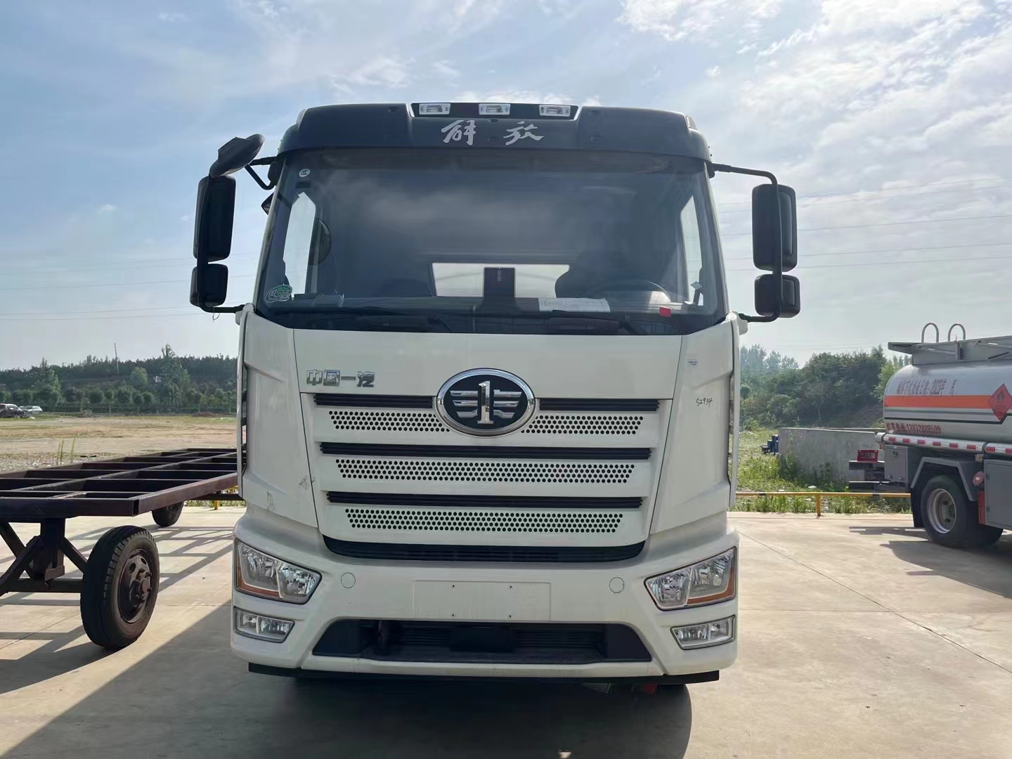 解放J6L運(yùn)油車(chē)