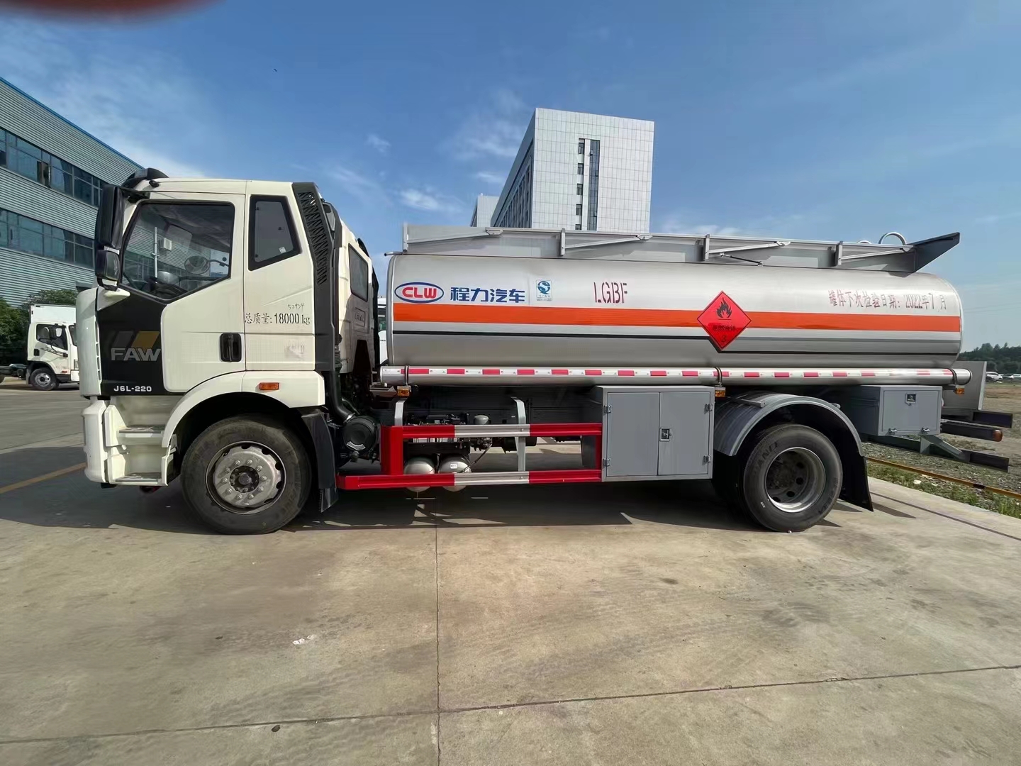 國(guó)六解放J6L運(yùn)油車(chē)