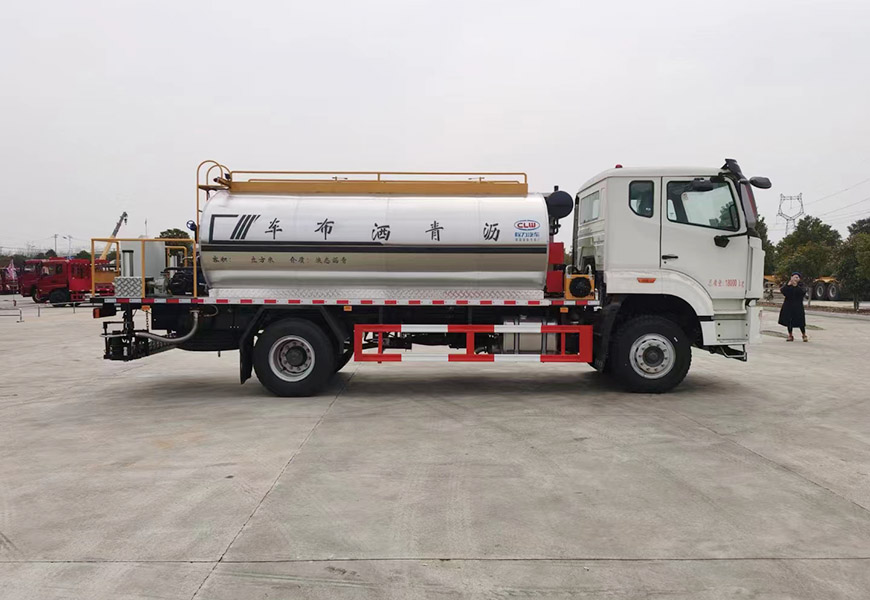 國(guó)六重汽12立方瀝青灑布車(chē)
