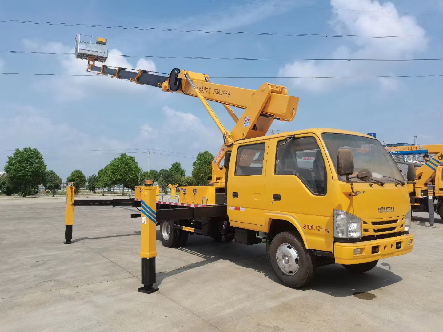 國(guó)六五十鈴雙排27米高空作業(yè)車(chē)側(cè)面圖