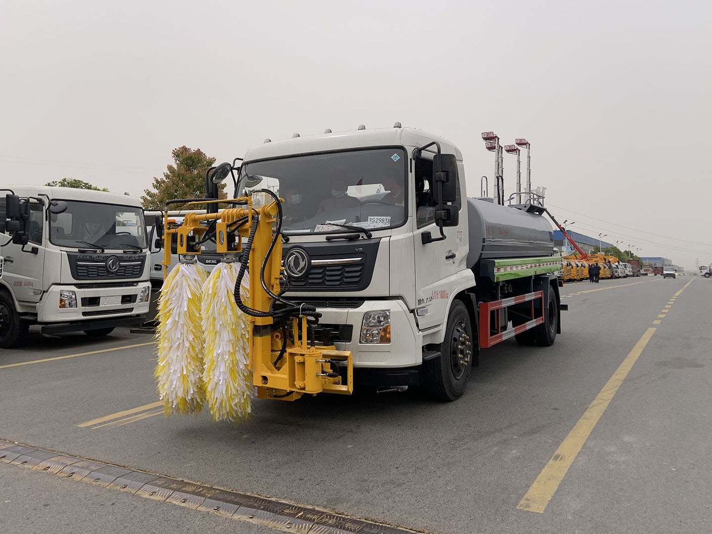 國(guó)六東風(fēng)天錦城市護(hù)欄清洗車