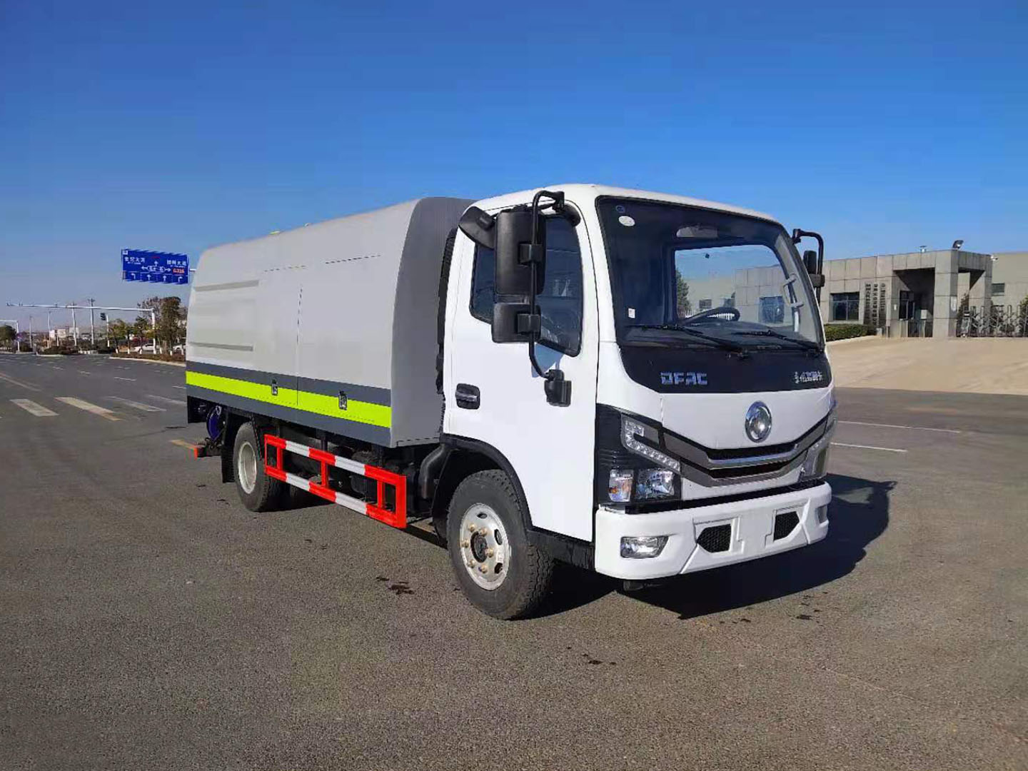 國(guó)六東風(fēng)小多利卡中置護(hù)欄清洗車