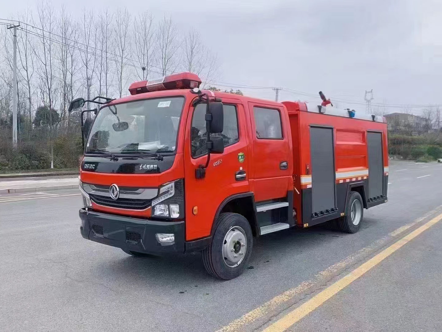 國(guó)六東風(fēng)大多利卡4噸水罐泡沫消防車(chē)