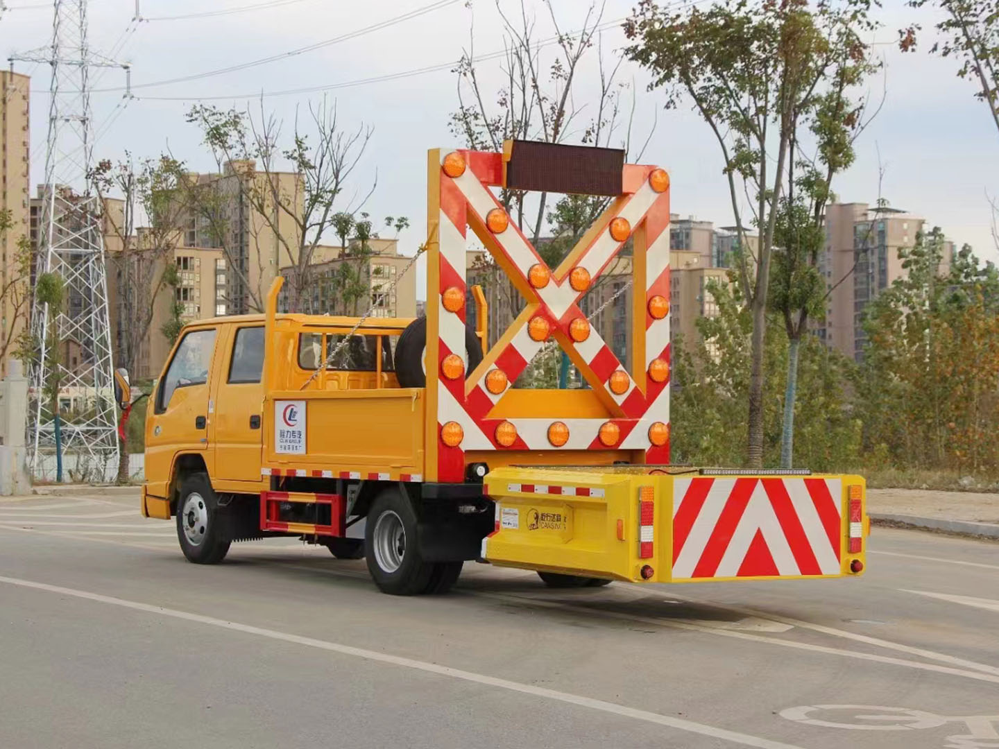 國(guó)六江鈴雙排防撞緩沖車(chē)