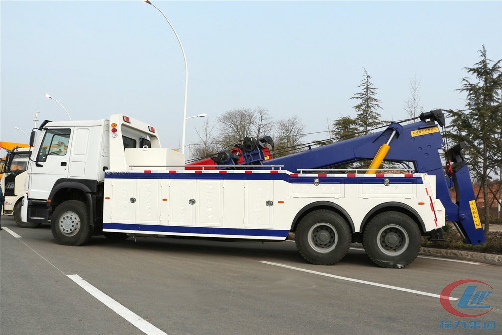 程力集團(tuán)重汽后八輪一拖一清障車側(cè)面圖