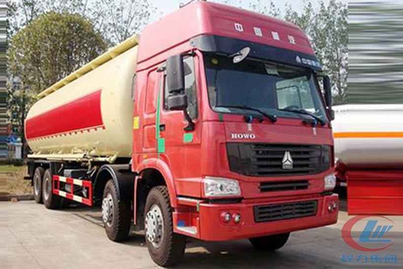 湖北程力重汽豪沃45噸物料運(yùn)輸車(chē)側(cè)面圖