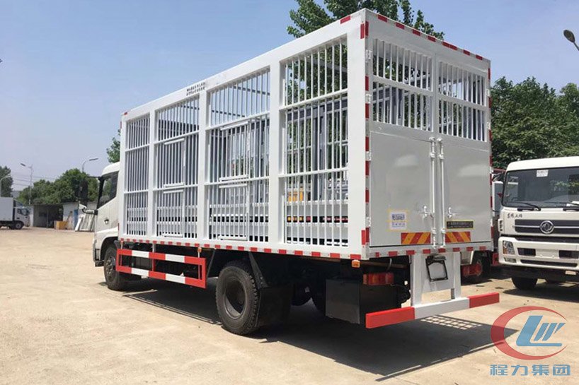 東風(fēng)天錦6米8運(yùn)豬車(chē)、畜禽運(yùn)輸車(chē)側(cè)面圖