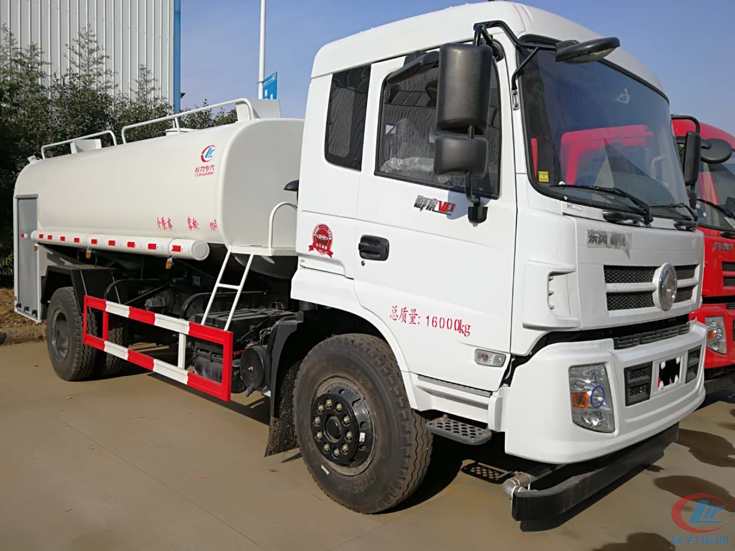 東風(fēng)御虎灑水車(chē)