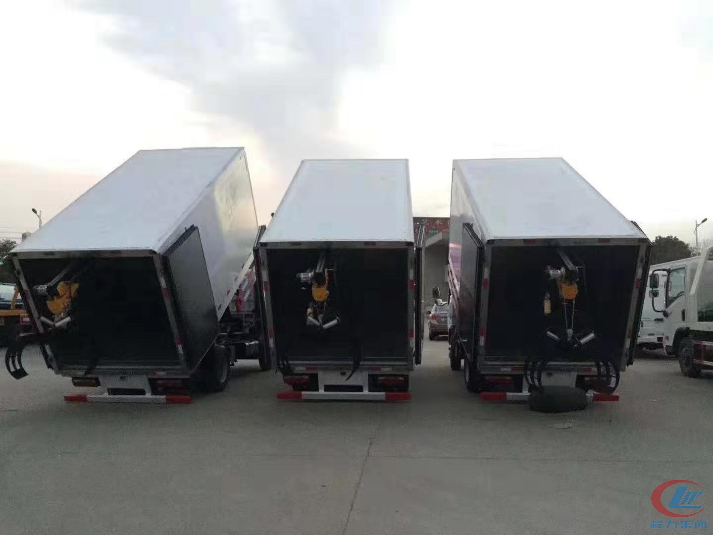 東風多利卡D6動物尸體冷藏車