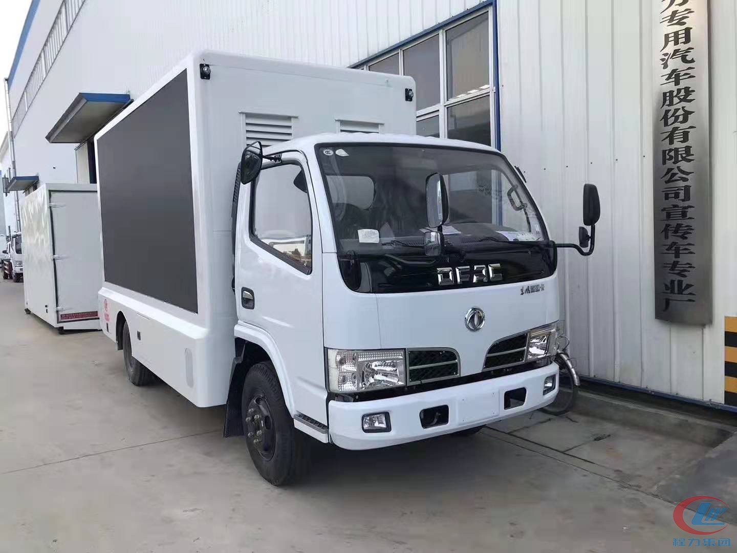 東風(fēng)多利卡D6單面屏廣告車(chē)側(cè)面圖
