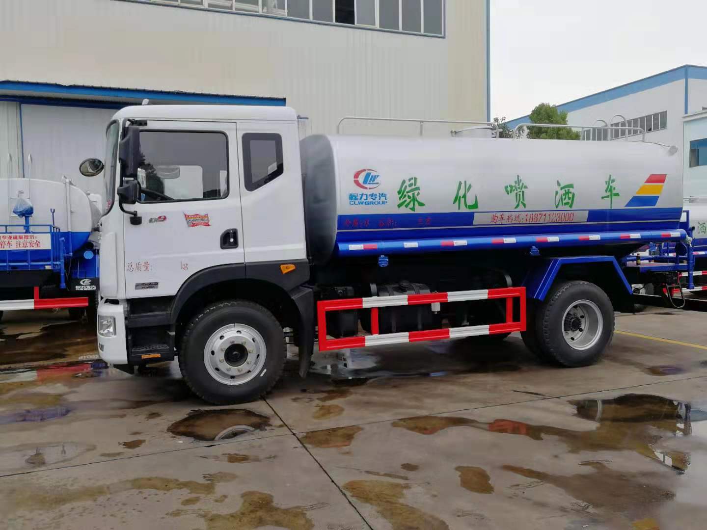 東風(fēng)多利卡D9灑水車(chē)側(cè)面圖