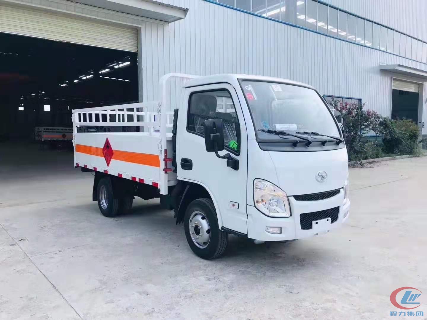 程力汽車集團(tuán)躍進(jìn)倉(cāng)欄式氣瓶運(yùn)輸車藍(lán)牌