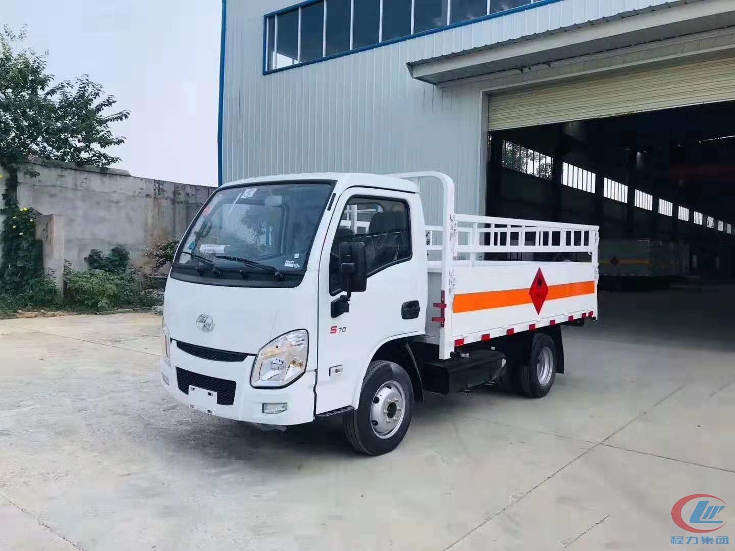 躍進(jìn)倉(cāng)欄式氣瓶運(yùn)輸車藍(lán)牌