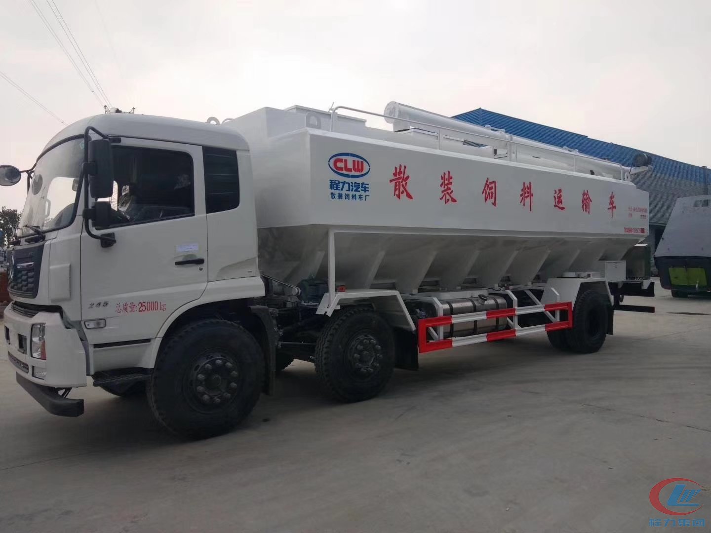 程力東風(fēng)天錦散裝飼料運(yùn)輸車(chē)側(cè)面圖