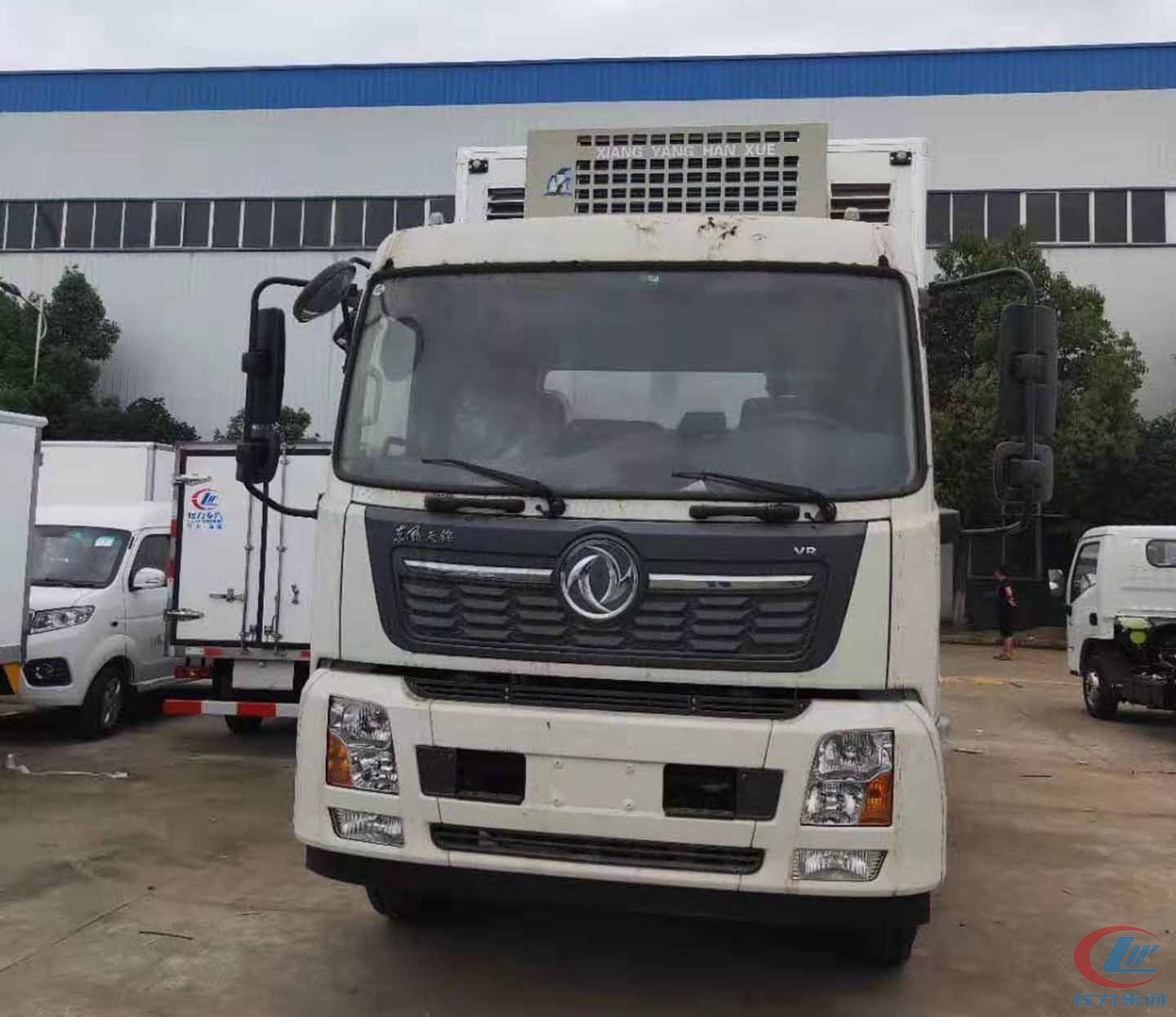 天錦7.4米雛禽運(yùn)豬車(chē)側(cè)面圖