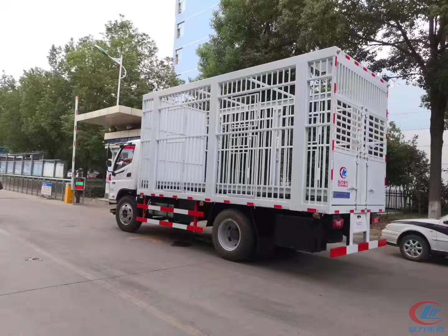 福田歐馬可倉(cāng)欄式運(yùn)豬車