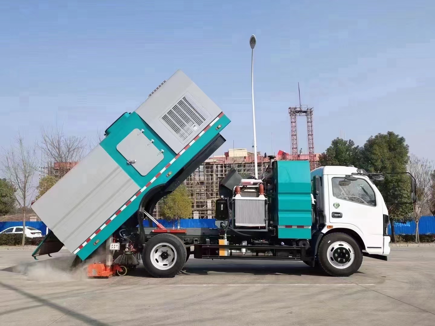 程力東風(fēng)福瑞卡后置吸塵車(chē)