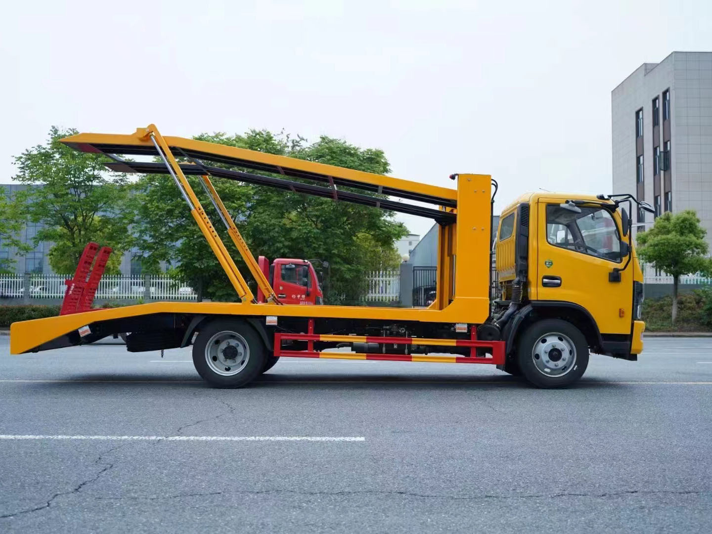 東風(fēng)多利卡兩位板轎運(yùn)車